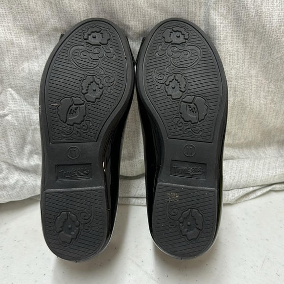 Trinkets little girl Size 11 Blackk shinny shoes with bow - Picture 5 of 8